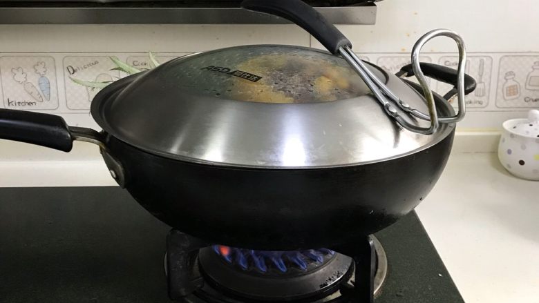香甜菠萝糯米饭,盖好锅盖，中大火蒸煮15～20分钟。