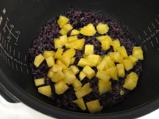 香甜菠萝糯米饭,把切好的菠萝丁放入煮好的糯米饭中。