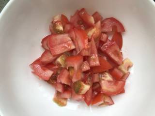 好吃的意大利蘑菇肉酱面,西红柿洗净切成小块。西红柿的拔子一定要切掉。可以切的小块一些。