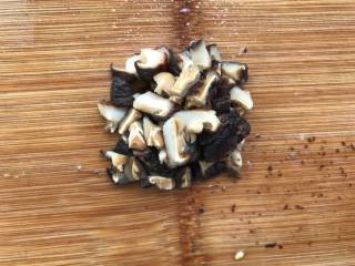 好吃的意大利蘑菇肉酱面,将泡好的香菇切碎。