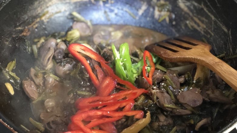 鸭心烧雪菜,收汁的时候放入红绿辣椒，鸡精。