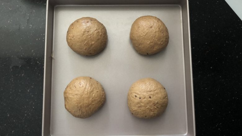 亚麻籽红糖黑麦软欧包,12、有间距的码入烤盘中，盖上保鲜膜进行二次发酵。