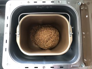 亚麻籽红糖黑麦软欧包,6、接着放入亚麻籽，再次启动和面功能揉均匀就可以了。