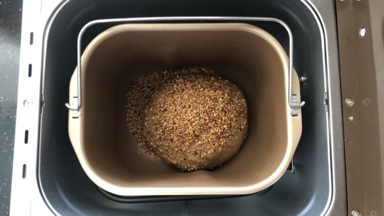 亚麻籽红糖黑麦软欧包,6、接着放入亚麻籽，再次启动和面功能揉均匀就可以了。