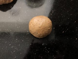 亚麻籽红糖黑麦软欧包,11、整形成圆形。