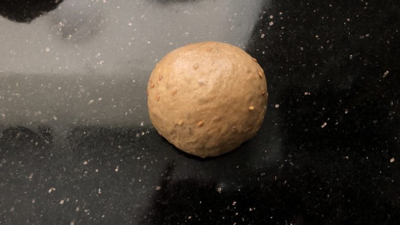 亚麻籽红糖黑麦软欧包,11、整形成圆形。