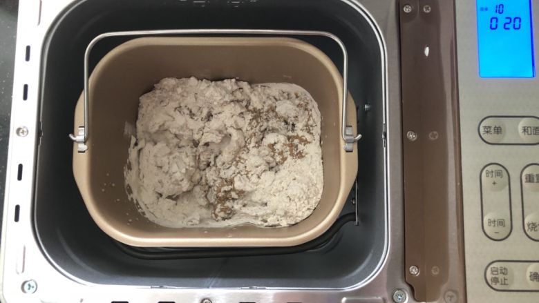 亚麻籽红糖黑麦软欧包,3、面包桶装入面包机中，启动和面功能。