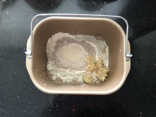 亚麻籽红糖黑麦软欧包,2、然后把主面团里除了黄油之外的其他材料放入面包桶里，先放粉类，干酵母最后再放，老面撕成小块。