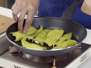 擂辣椒松花蛋,长条青椒1个纵向对半切开，去籽，煎锅开小火烧热，放入猪油化开，再放入青椒煎软
