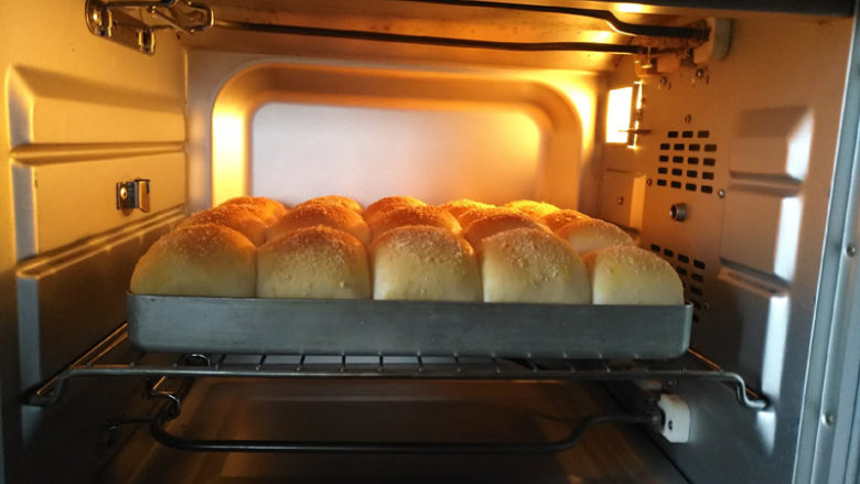 椰蓉小面包,放入预热好的烤箱中下层上下火160度烘烤20分钟左右