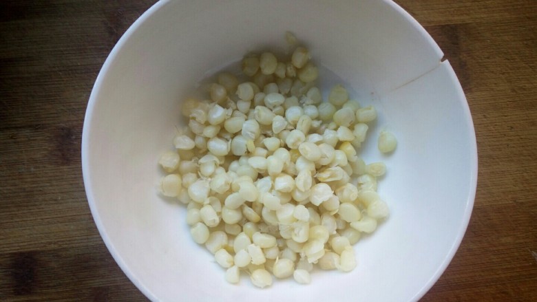 土豆泥玉米球——瘦身减脂,从玉米棒上拨下玉米粒。