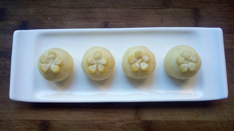 土豆泥玉米球——瘦身减脂,用余下的玉米粒做装饰。