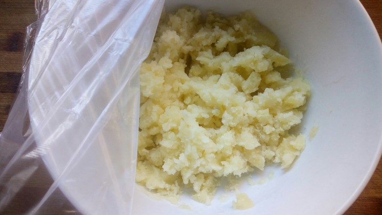 土豆泥玉米球——瘦身减脂,蒸熟的土豆捣成泥状，盖上保鲜膜，防止水分流失。