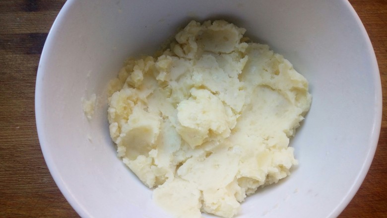 土豆泥玉米球——瘦身减脂,翻拌均匀。