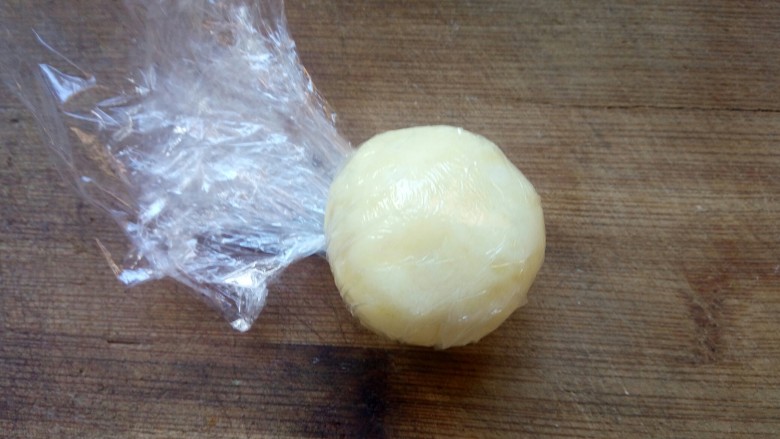 土豆泥玉米球——瘦身减脂,滚成圆球型定型。