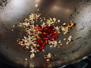 干煸四季豆,加干辣椒。 炒1分钟左右，直到有香味。
