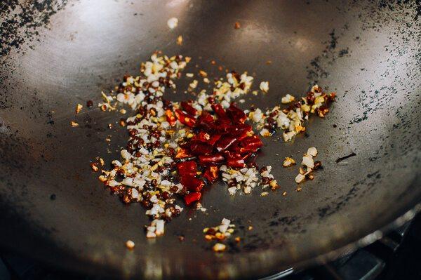 干煸四季豆,加干辣椒。 炒1分钟左右，直到有香味。
