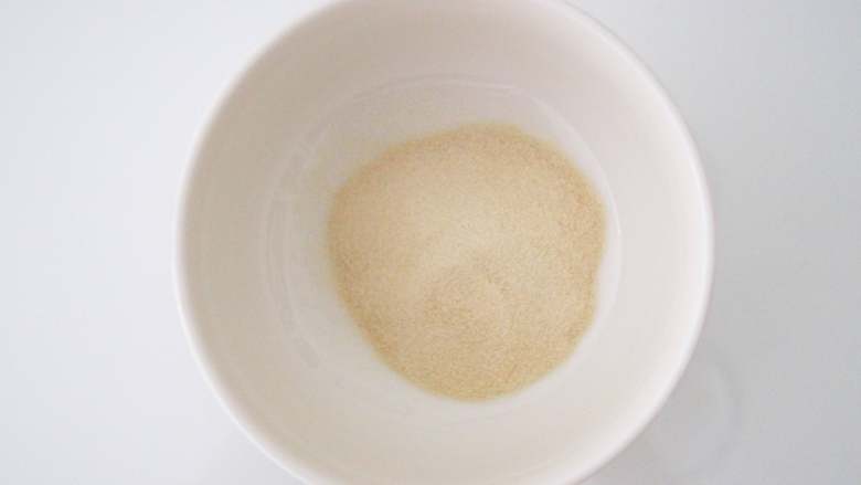Hello Kitty牛奶冻,吉利丁粉中加入适量清水搅拌融化。