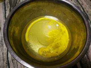 花生酥,碗内倒入玉米油、蛋液、细砂糖。（准备1个鸡蛋，取30g全蛋放入，剩余的留着刷表面用，还会有剩余）
