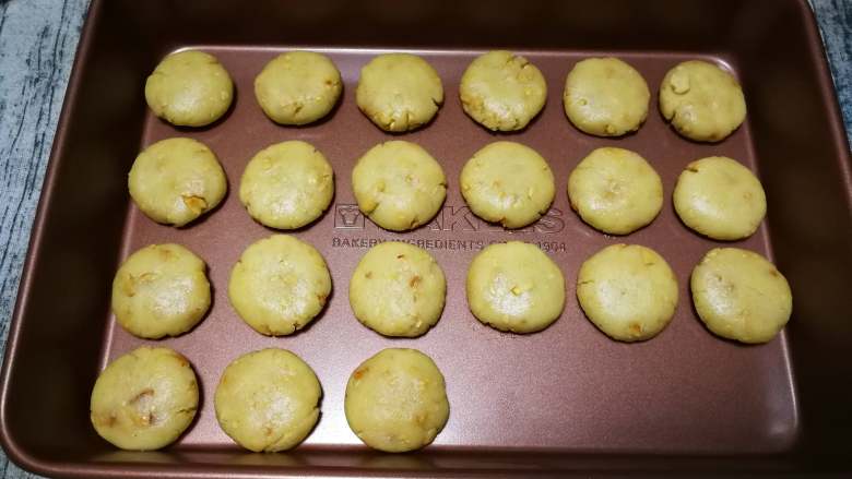 花生酥,分成每个23-25g左右的扁扁的面团。喜欢桃酥那样的就摁扁。
