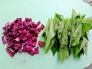彩色糯米饭,紫薯用生的就可以了，切小块，蔬菜我用了屋里仅有的绿色叶子蔬菜：红薯叶子，大家可以用菠菜，黄瓜皮都可以