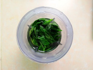彩色糯米饭,然后将焯过水的番薯叶放入料理机的杯子里，加入一小碗水，打成蔬菜汁