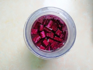 彩色糯米饭,紫薯切丁，放料理机杯子里，同样加一小碗水，打成汁