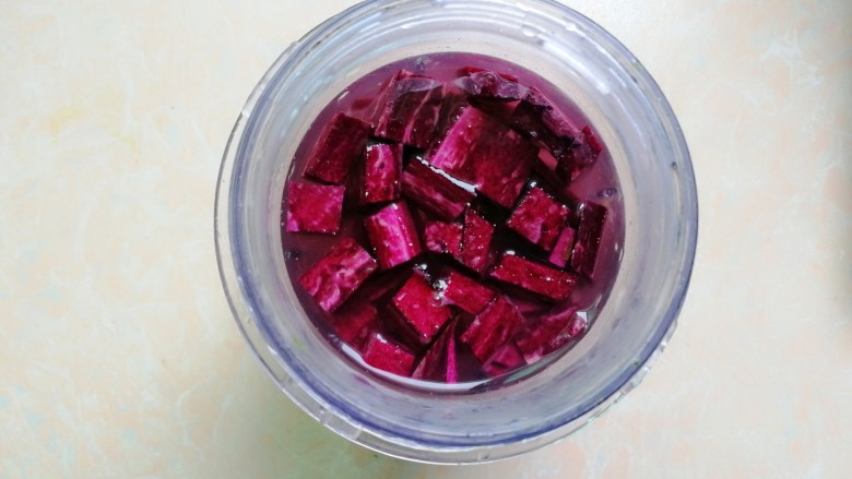 彩色糯米饭,紫薯切丁，放料理机杯子里，同样加一小碗水，打成汁