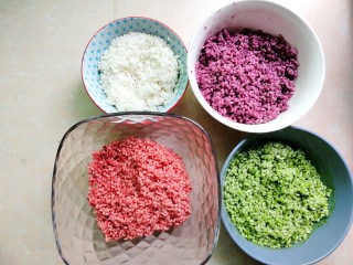 彩色糯米饭,还有100克的糯米用的原色，全部米泡好，滤干水分，每个颜色分别加一点盐和花生油搅拌均匀