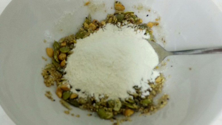 苏式椒盐月饼,倒入炒熟的面粉。