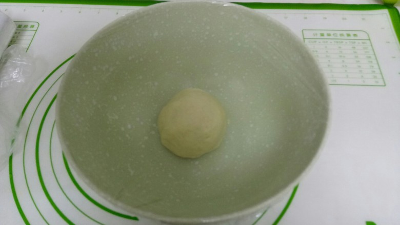 苏式椒盐月饼,再揉光滑，盖上保鲜膜静置一会。
