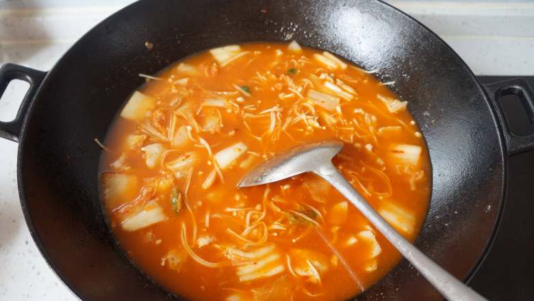 泡菜豆腐汤,加入适量清水煮开