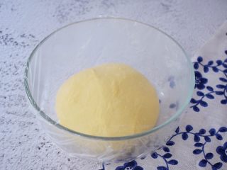 肉松面包,取出面团揉圆盖上保鲜膜放在温暖处发酵至两倍大左右