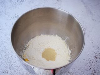 肉松面包,把材料除了黄油外，都放入和面桶，顺序为纯牛奶、鸡蛋、糖和盐对角放，然后放面粉，酵母放最上面