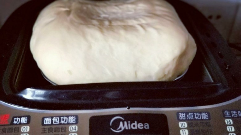 超级松软-零失败的豆沙吐司面包,发酵好的面团已经满桶啦！