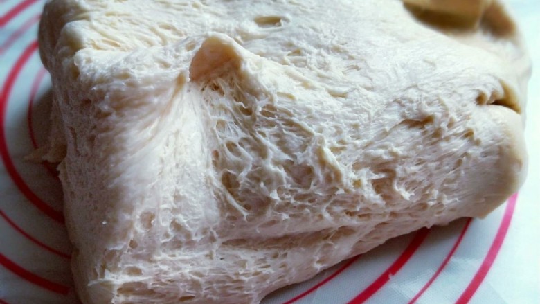 超级松软-零失败的豆沙吐司面包,将发酵好的面团取出排气。