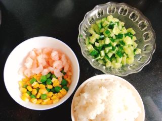 芝士焗饭
,黄瓜切丁，虾仁，玉米甜豆，剩米饭，准备好食材