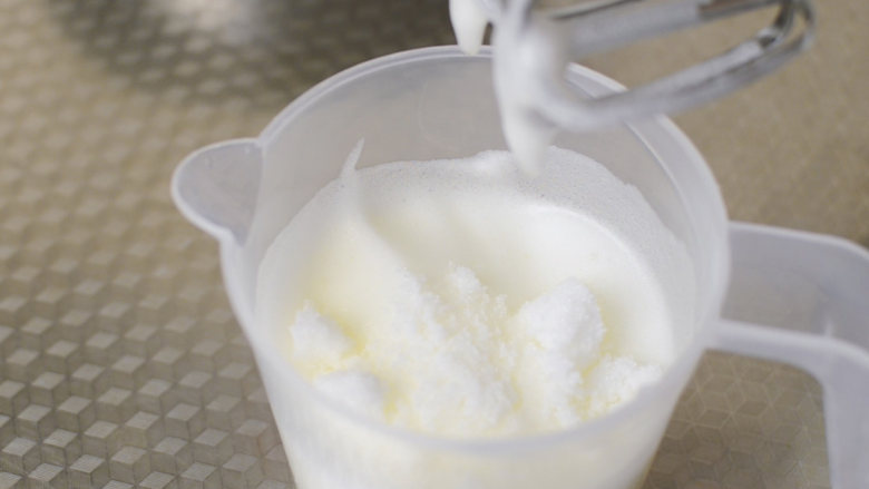 视频 生酮半熟可可能量蛋糕,打发到蛋清很白很软，加入12g白砂糖，有助于蛋清巩固结构，可省略。