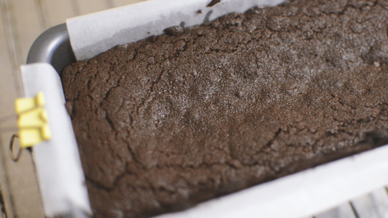 视频 生酮半熟可可能量蛋糕,取出放凉后可冷藏或冷冻。
