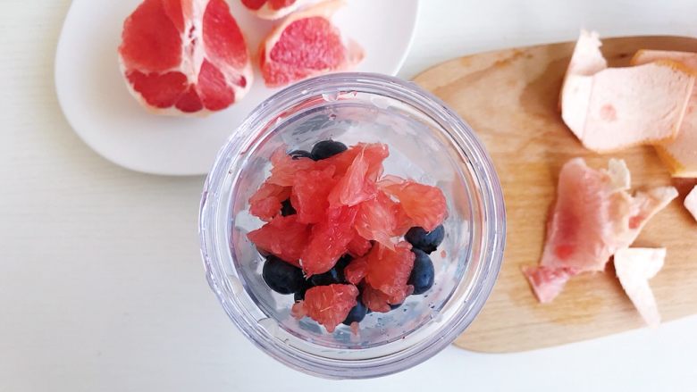 养乐多的花式组合,水杯里放入适量冰块，依次放入蓝莓，西柚果肉和西柚汁。