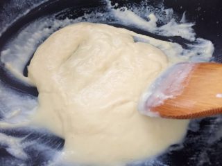 奶油白酱海鲜意面,直到搅拌、熬煮成糊状（如图）