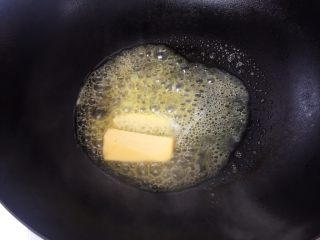 奶油白酱海鲜意面,先做白酱，黄油放入锅中，小火慢慢熔化