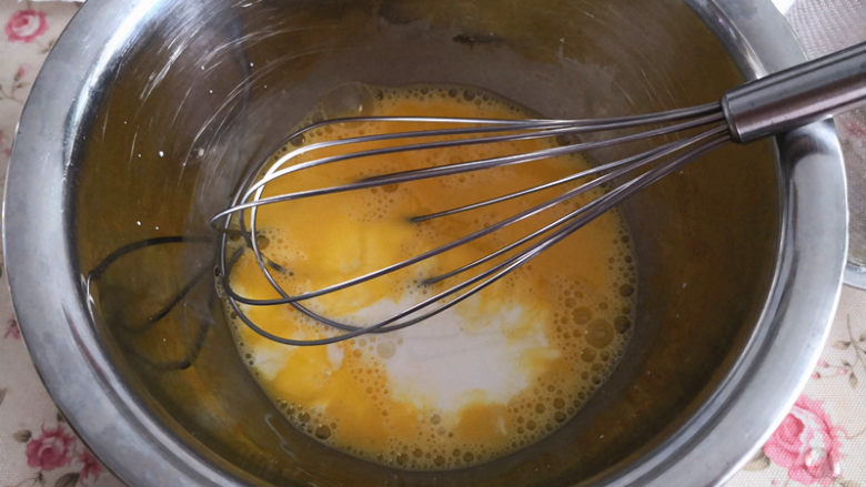 Kitty蛋糕,2个蛋黄与1个全蛋放入干净无水无油的容器里，加入牛奶拌匀，