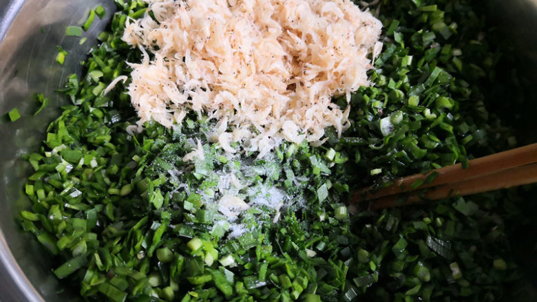 韭菜虾皮馄饨,再加入虾皮和适量的盐拌匀，因为虾皮是无盐的所以盐的量正常放，如果你的虾皮是有咸味的，那么请减少盐的量哦，