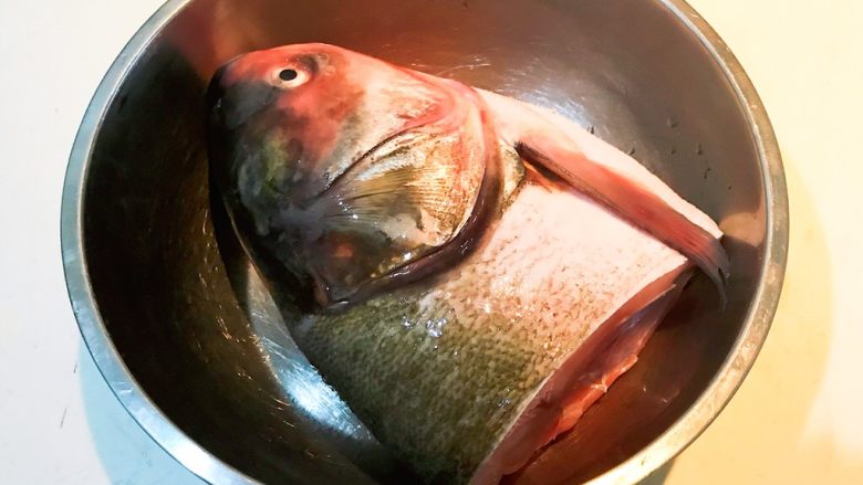 清炖胖头鱼头,用厨房用纸吸去鱼头的水份