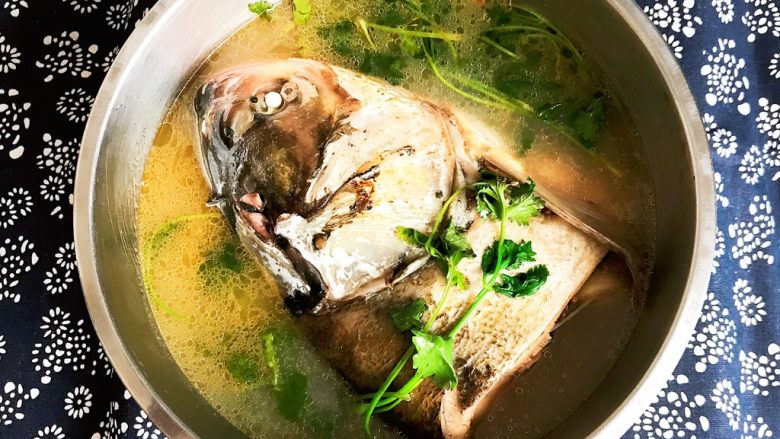 清炖胖头鱼头,清炖胖头鱼头可以吃了，汤汁浓郁，肉质鲜嫩~