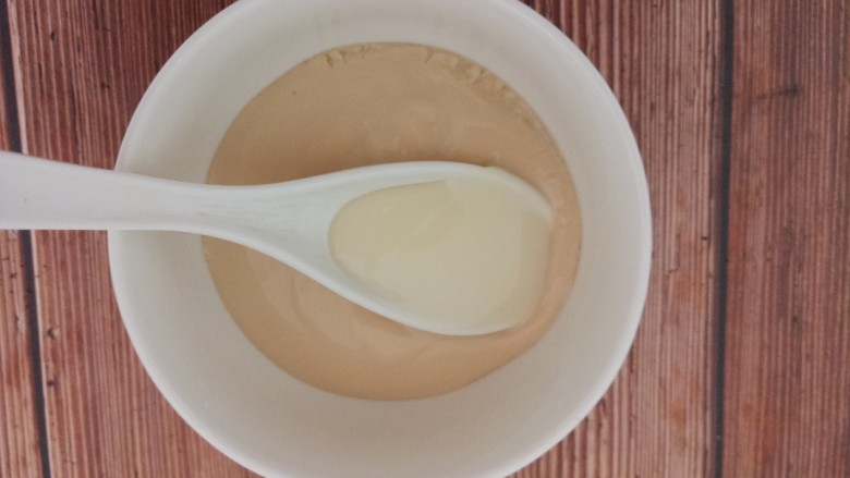 吐司奥利奥酸奶杯,炭烧酸奶里面加一勺炼乳。
