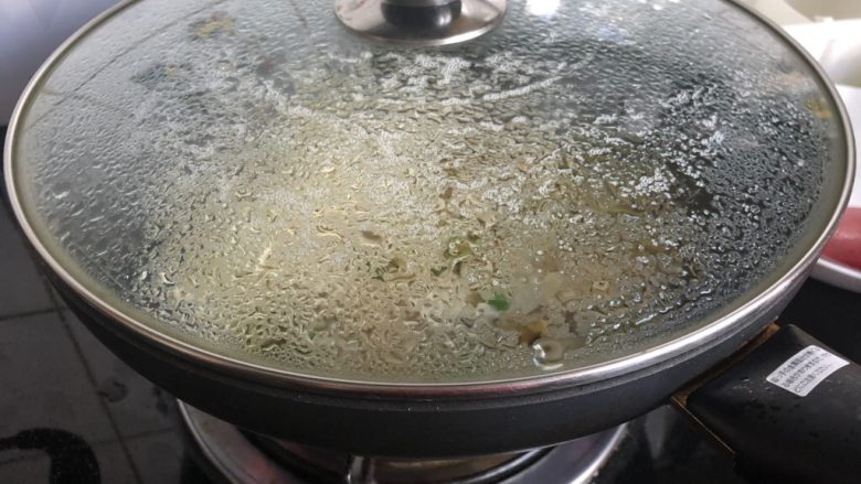 茭白毛豆炒笋干,加盖略焖煮。