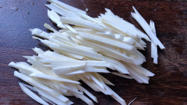 茭白毛豆炒笋干,茭白切成与笋干丝差不多粗细的丝。