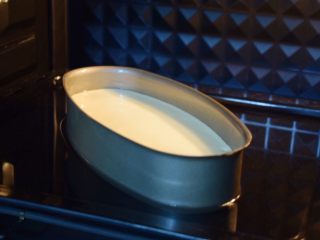 酸奶蛋糕,烤盘装入开水，再放入蛋糕，烤箱上下火145度，下层烤70分钟
